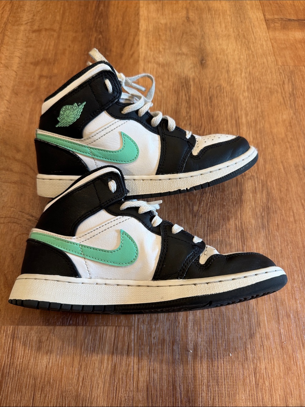 Air Jordan 1 “Green F
Glow”  Kids High-Top Sneakers in Mint, Black & White  4Y
